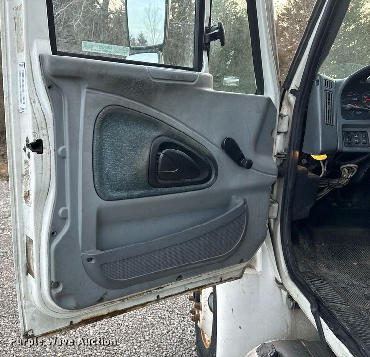 image for item NM9260 2005 International 4300 box truck