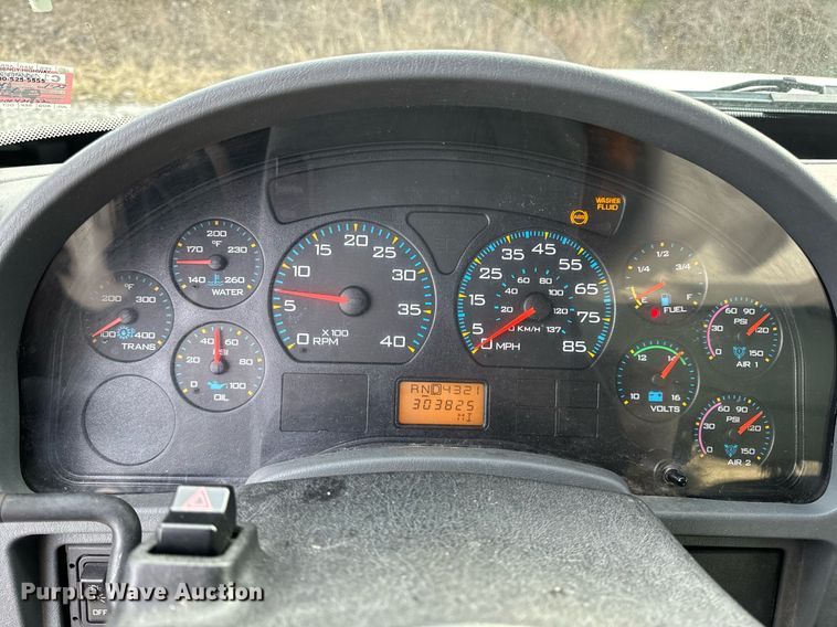 image for item NM9260 2005 International 4300 box truck