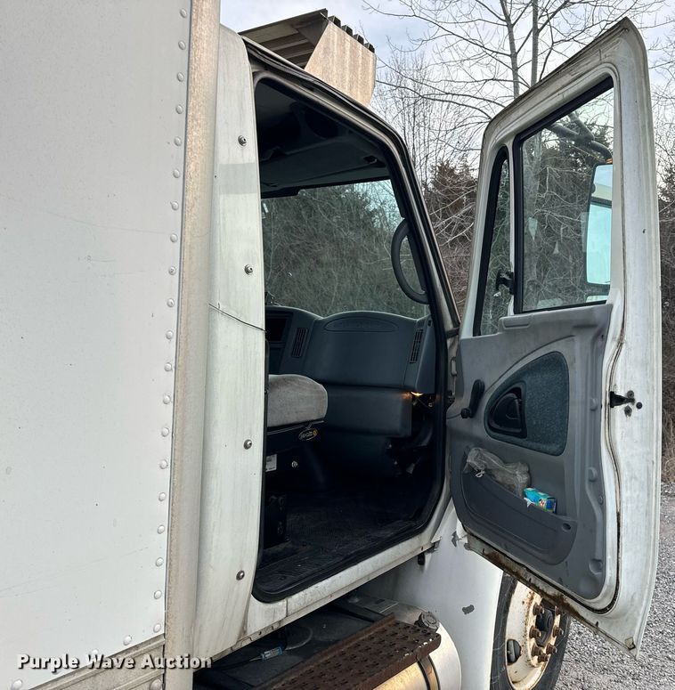 image for item NM9260 2005 International 4300 box truck