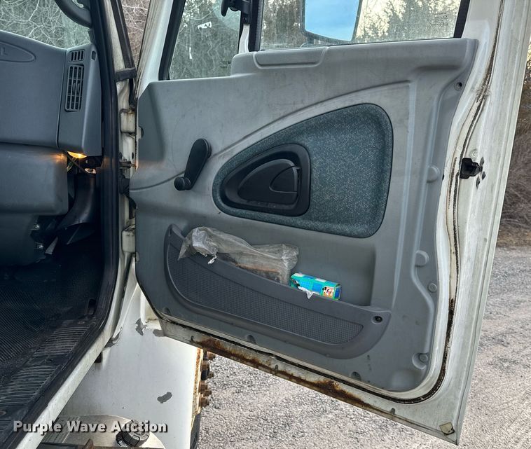 image for item NM9260 2005 International 4300 box truck