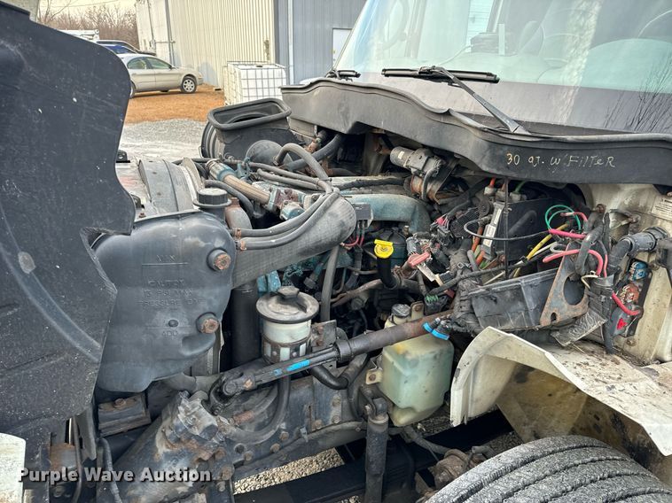 image for item NM9260 2005 International 4300 box truck