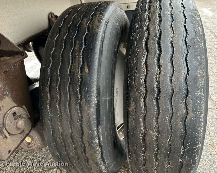 image for item NN9428 2013 Reitnouer  flatbed trailer