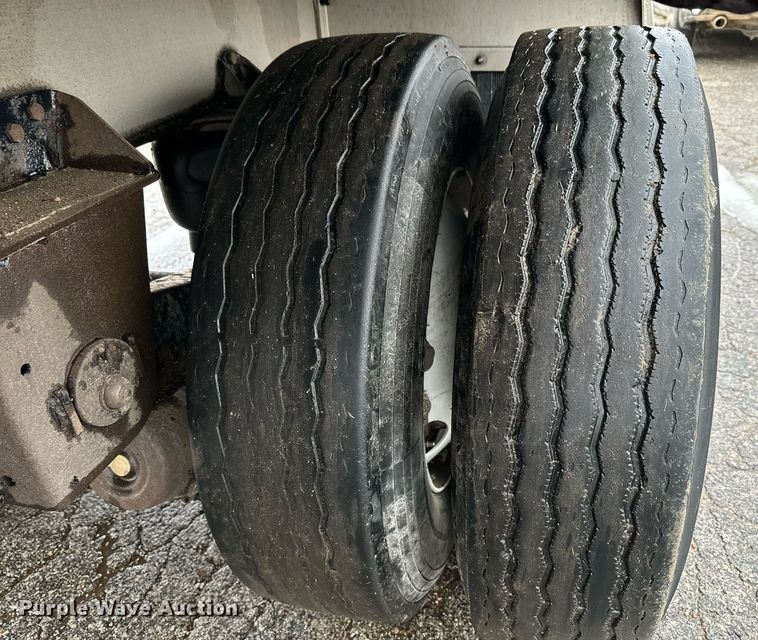 image for item NN9428 2013 Reitnouer  flatbed trailer