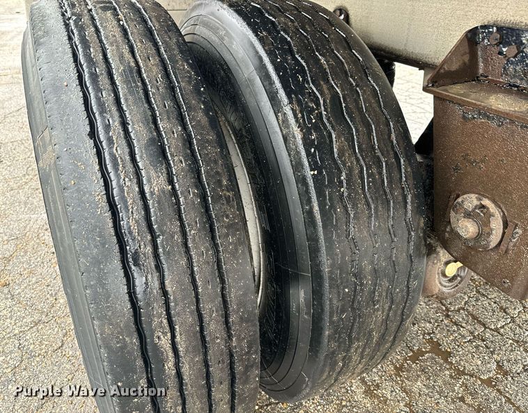 image for item NN9428 2013 Reitnouer  flatbed trailer