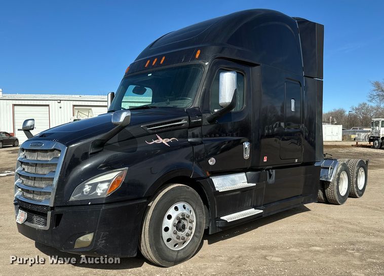 image for item NU9334 2018 Freightliner Cascadia PT126SLP semi truck