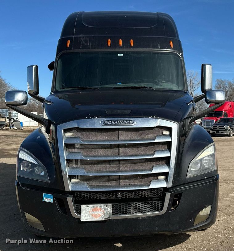 image for item NU9334 2018 Freightliner Cascadia PT126SLP semi truck