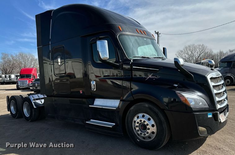 image for item NU9334 2018 Freightliner Cascadia PT126SLP semi truck
