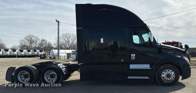 image for item NU9334 2018 Freightliner Cascadia PT126SLP semi truck