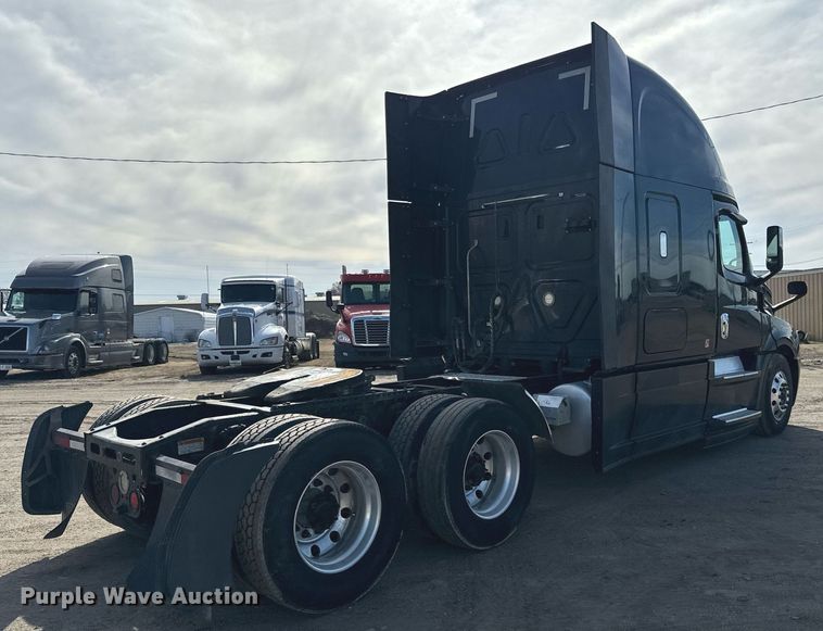 image for item NU9334 2018 Freightliner Cascadia PT126SLP semi truck