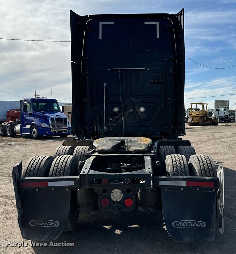 image for item NU9334 2018 Freightliner Cascadia PT126SLP semi truck