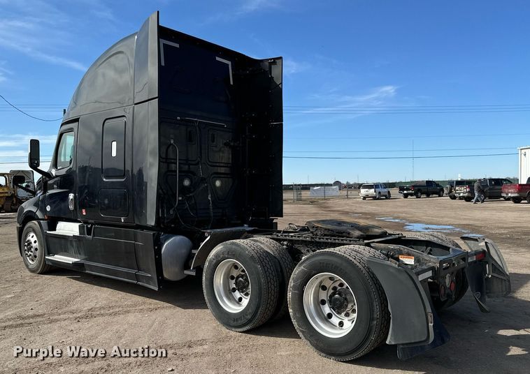 image for item NU9334 2018 Freightliner Cascadia PT126SLP semi truck