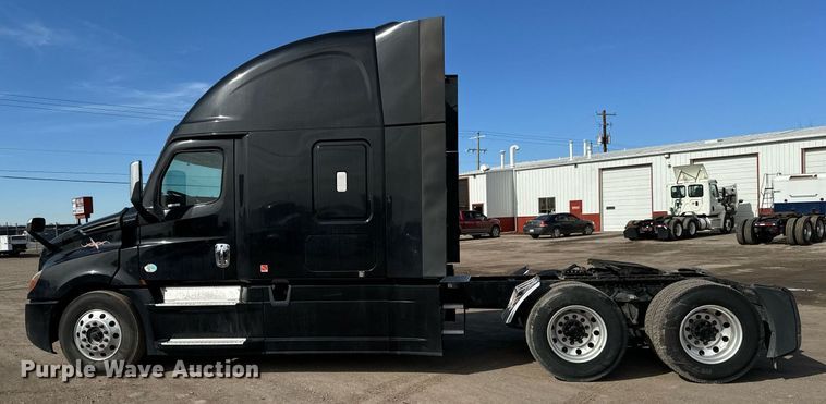 image for item NU9334 2018 Freightliner Cascadia PT126SLP semi truck