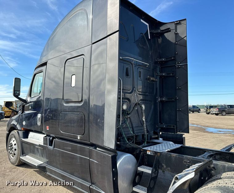 image for item NU9334 2018 Freightliner Cascadia PT126SLP semi truck