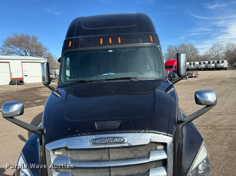 image for item NU9334 2018 Freightliner Cascadia PT126SLP semi truck