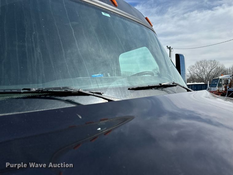 image for item NU9334 2018 Freightliner Cascadia PT126SLP semi truck