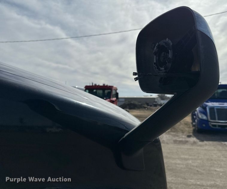 image for item NU9334 2018 Freightliner Cascadia PT126SLP semi truck