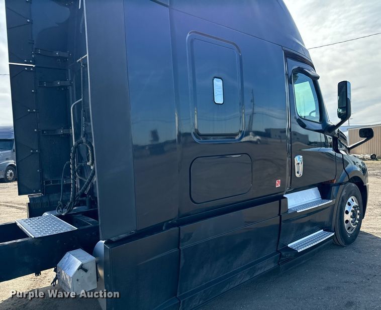 image for item NU9334 2018 Freightliner Cascadia PT126SLP semi truck