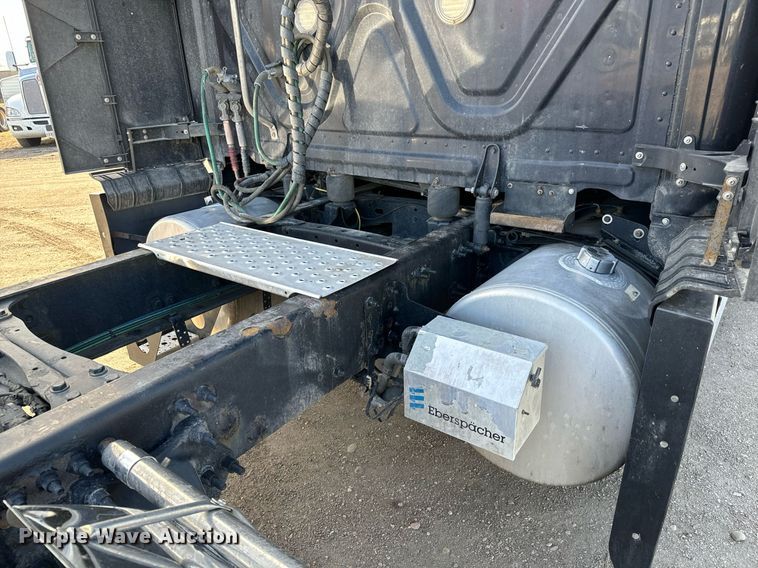 image for item NU9334 2018 Freightliner Cascadia PT126SLP semi truck