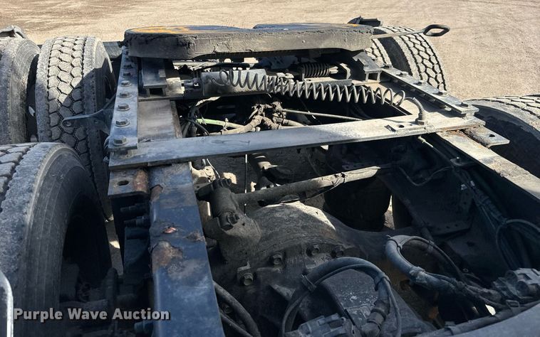 image for item NU9334 2018 Freightliner Cascadia PT126SLP semi truck