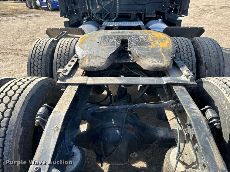 image for item NU9334 2018 Freightliner Cascadia PT126SLP semi truck