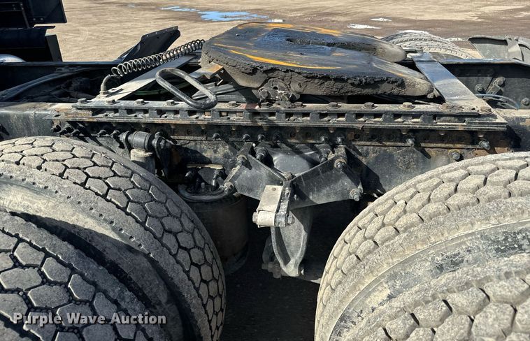 image for item NU9334 2018 Freightliner Cascadia PT126SLP semi truck