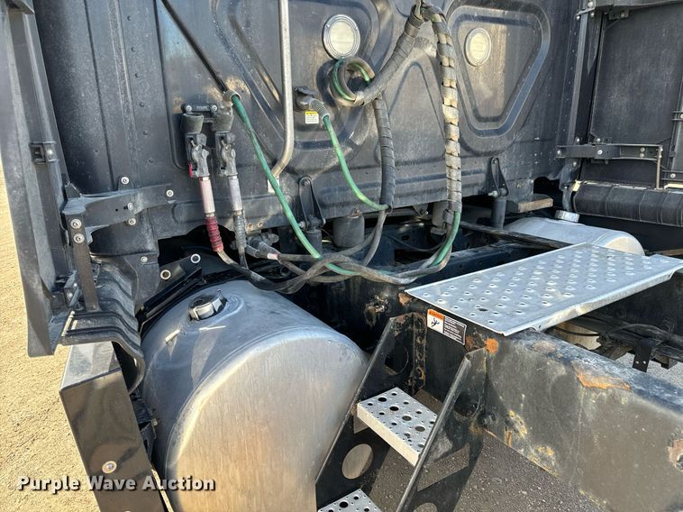 image for item NU9334 2018 Freightliner Cascadia PT126SLP semi truck