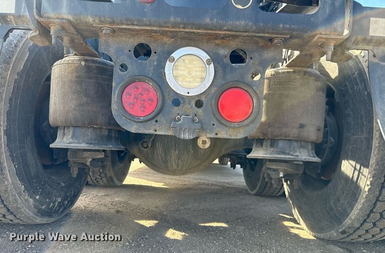 image for item NU9334 2018 Freightliner Cascadia PT126SLP semi truck