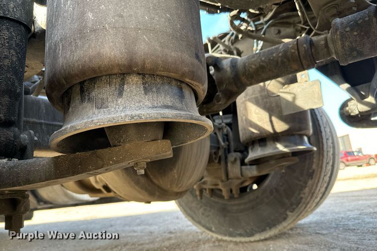 image for item NU9334 2018 Freightliner Cascadia PT126SLP semi truck