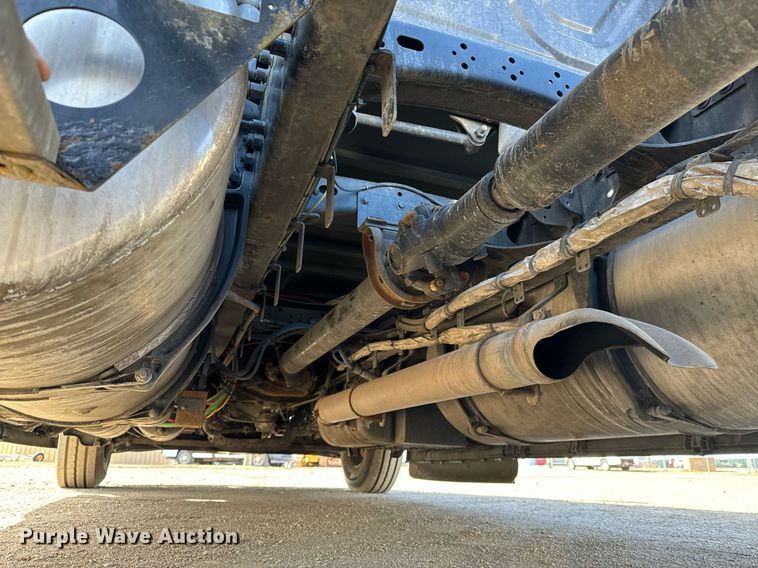 image for item NU9334 2018 Freightliner Cascadia PT126SLP semi truck