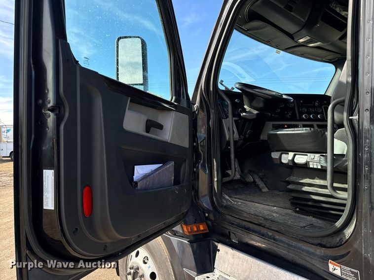 image for item NU9334 2018 Freightliner Cascadia PT126SLP semi truck