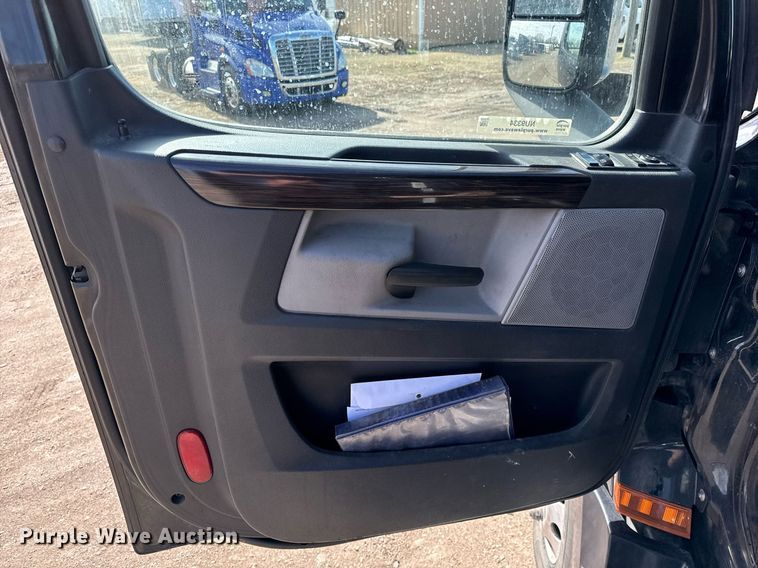 image for item NU9334 2018 Freightliner Cascadia PT126SLP semi truck