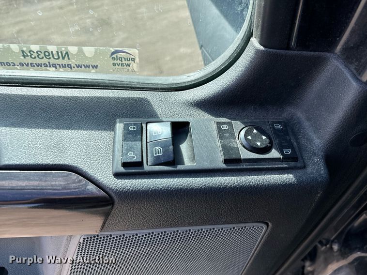 image for item NU9334 2018 Freightliner Cascadia PT126SLP semi truck