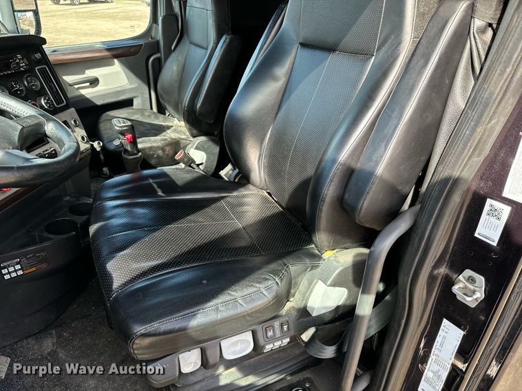 image for item NU9334 2018 Freightliner Cascadia PT126SLP semi truck