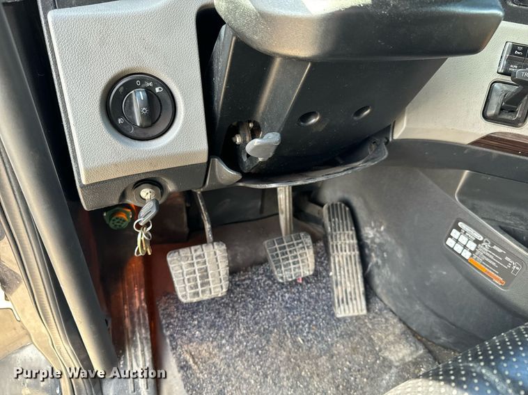 image for item NU9334 2018 Freightliner Cascadia PT126SLP semi truck