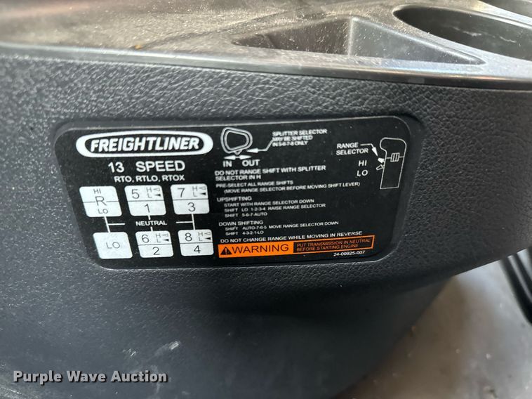 image for item NU9334 2018 Freightliner Cascadia PT126SLP semi truck