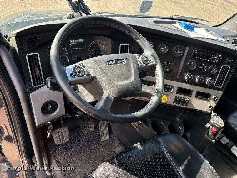 image for item NU9334 2018 Freightliner Cascadia PT126SLP semi truck