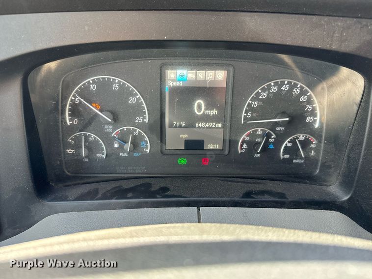 image for item NU9334 2018 Freightliner Cascadia PT126SLP semi truck