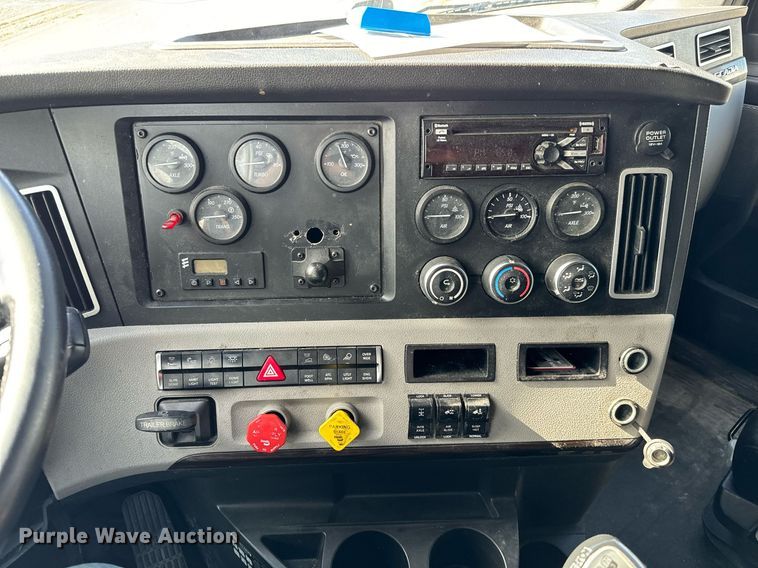 image for item NU9334 2018 Freightliner Cascadia PT126SLP semi truck