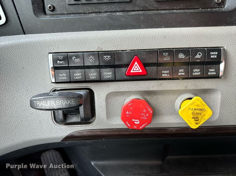 image for item NU9334 2018 Freightliner Cascadia PT126SLP semi truck