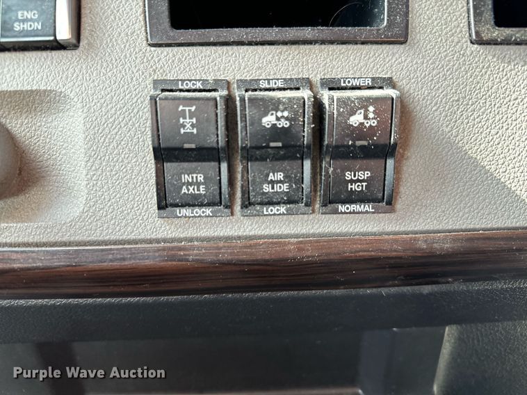 image for item NU9334 2018 Freightliner Cascadia PT126SLP semi truck