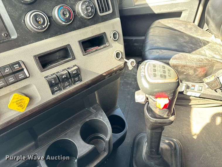 image for item NU9334 2018 Freightliner Cascadia PT126SLP semi truck