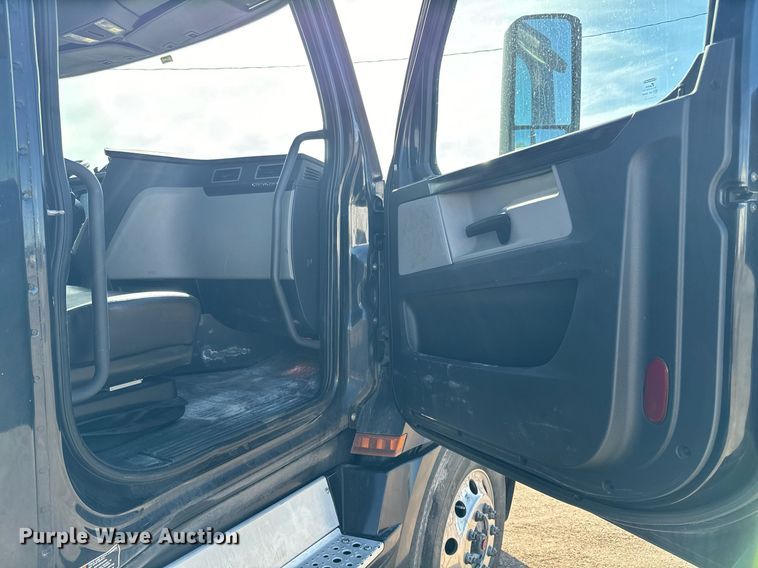 image for item NU9334 2018 Freightliner Cascadia PT126SLP semi truck