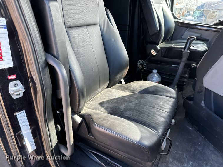 image for item NU9334 2018 Freightliner Cascadia PT126SLP semi truck