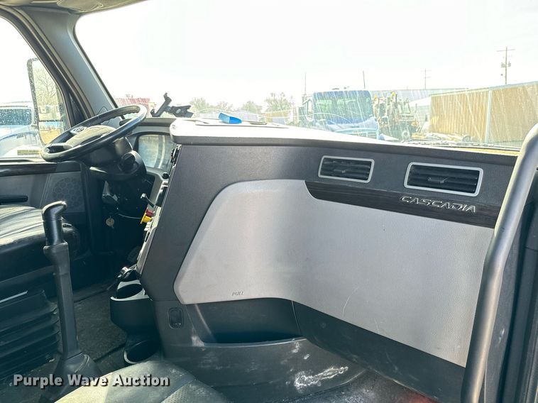 image for item NU9334 2018 Freightliner Cascadia PT126SLP semi truck