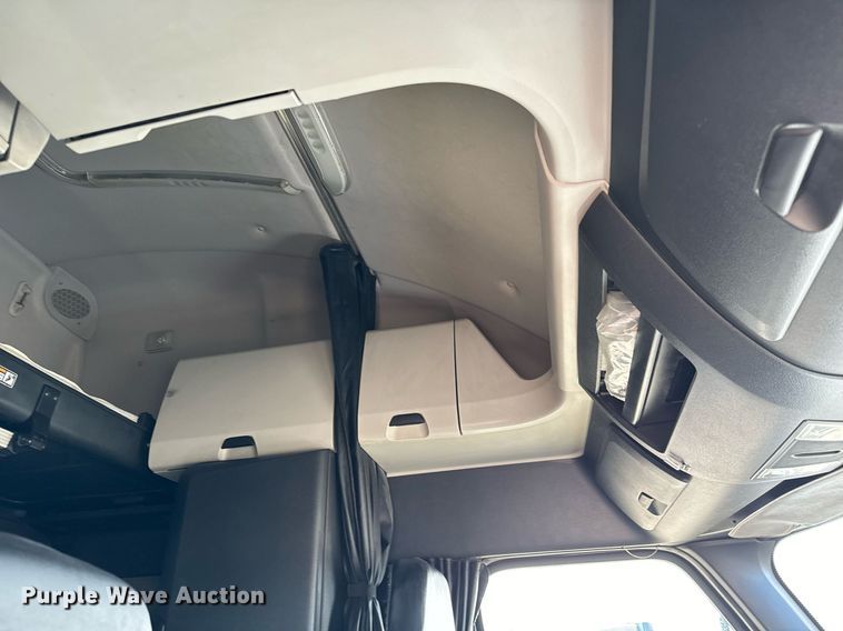 image for item NU9334 2018 Freightliner Cascadia PT126SLP semi truck