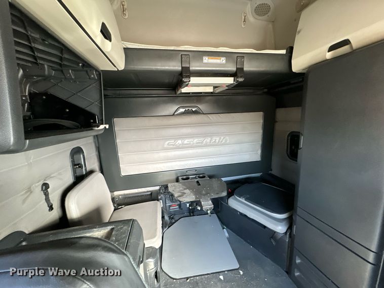 image for item NU9334 2018 Freightliner Cascadia PT126SLP semi truck