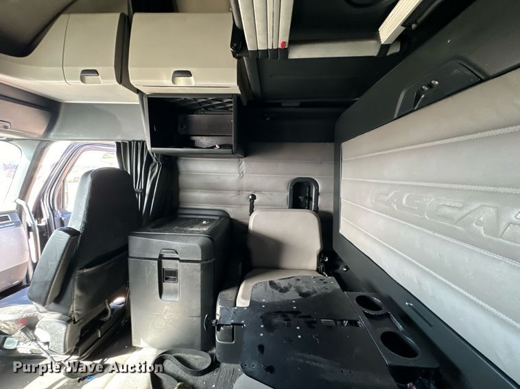 image for item NU9334 2018 Freightliner Cascadia PT126SLP semi truck