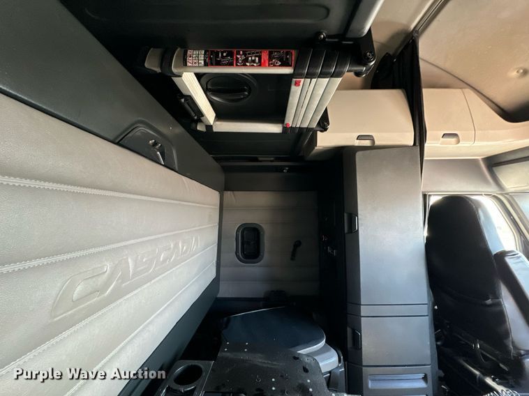image for item NU9334 2018 Freightliner Cascadia PT126SLP semi truck