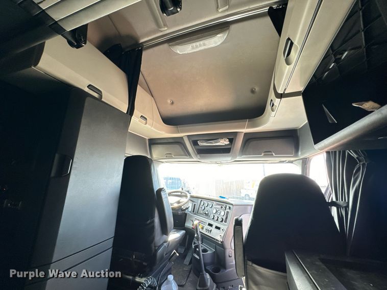 image for item NU9334 2018 Freightliner Cascadia PT126SLP semi truck