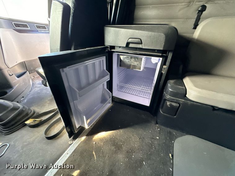 image for item NU9334 2018 Freightliner Cascadia PT126SLP semi truck